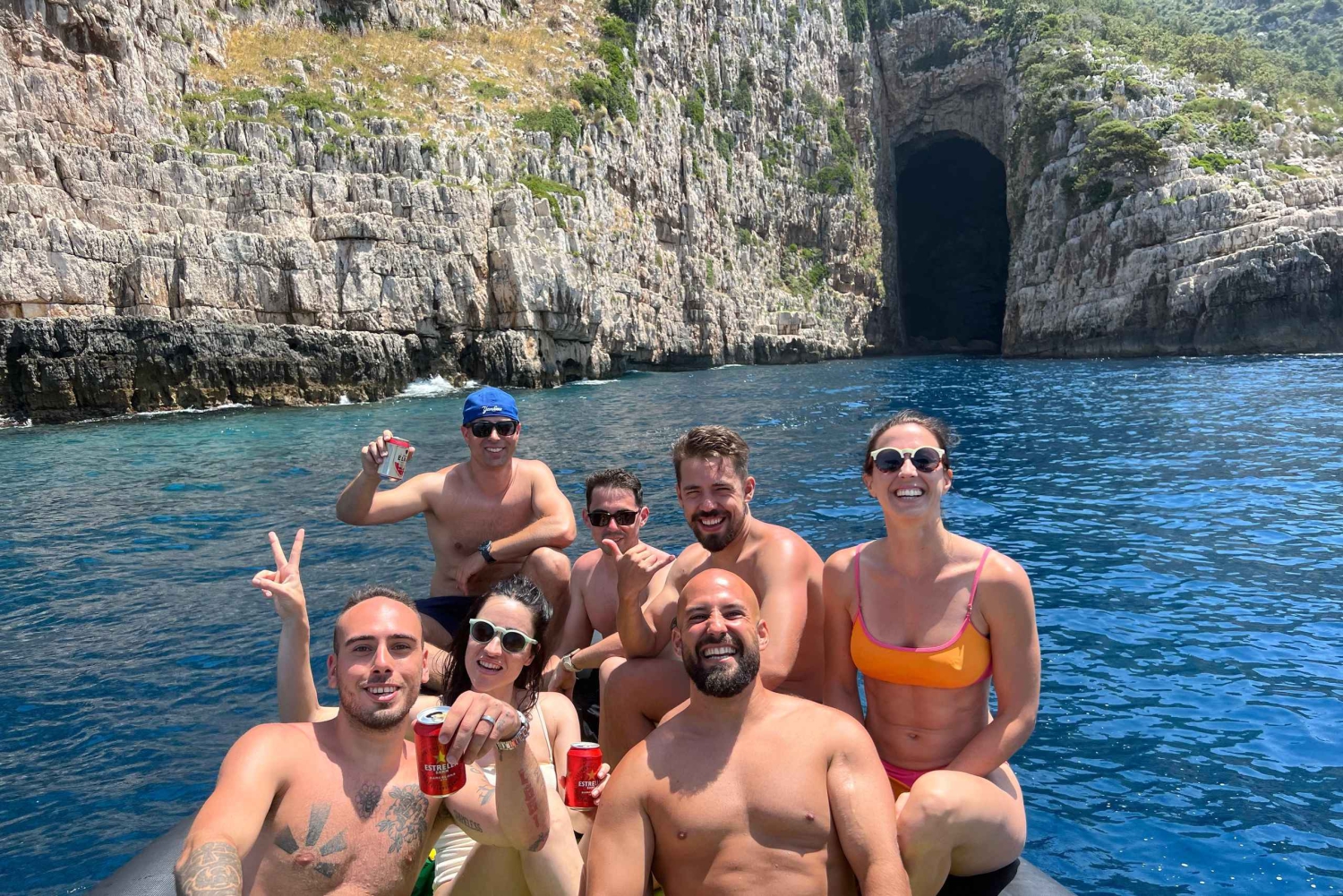 Vlora: Blå grottan och Grama Bay heldagstur med motorbåt