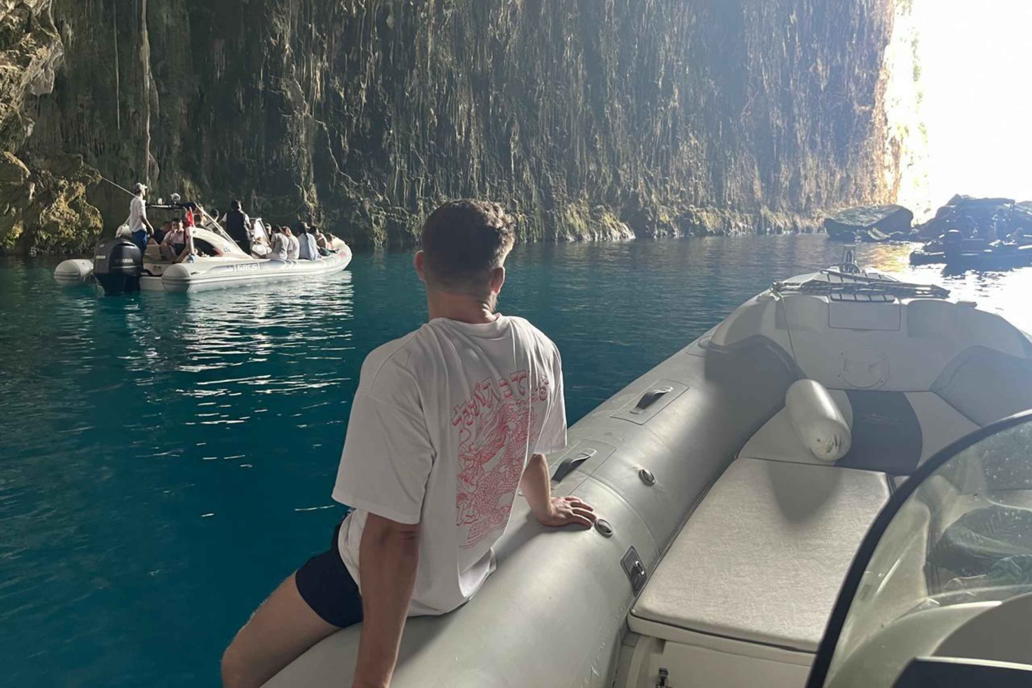 Esplora l'isola di Sazan, la grotta di Haxhi Ali e Karaburun in motoscafo.