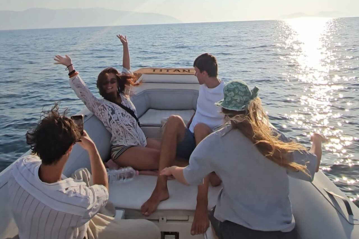 Vlore: Rentouttava auringonlaskukierros ja snorklaus