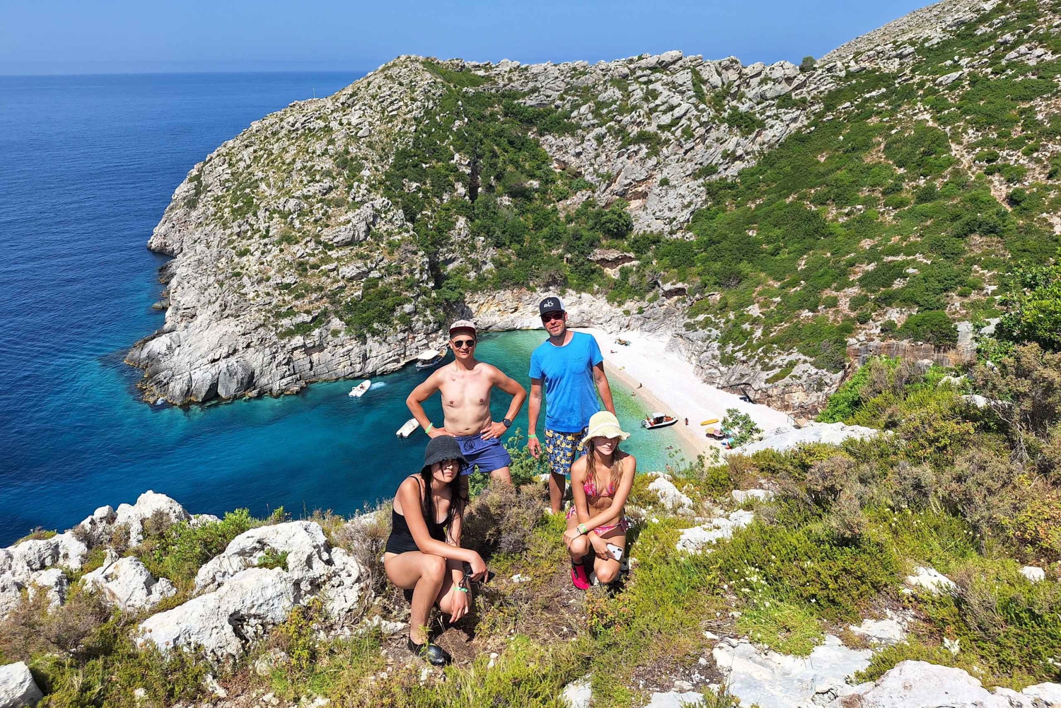 Vlorë: Schnellbootfahrt zur Grama-Bucht mit Schnorcheln und Schwimmen