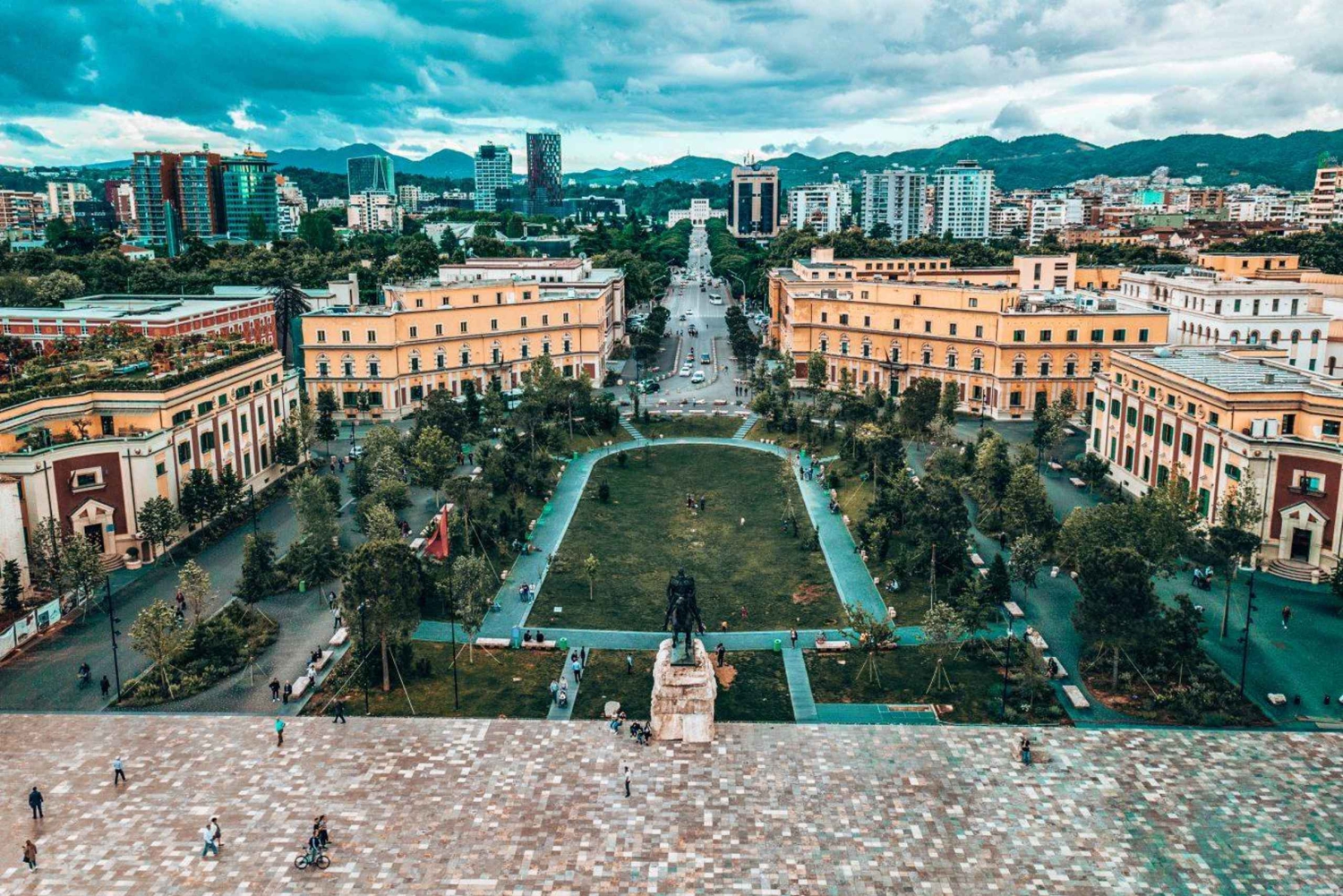 Visite à pied de Tirana - sous les lumières de fin d'année (en FRANÇAIS)