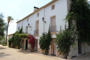 Alicante: Adega antiga com degustações e igreja em estilo Gaudí