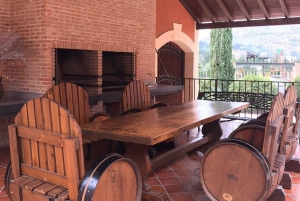 Alicante: Adega antiga com degustações e igreja em estilo Gaudí