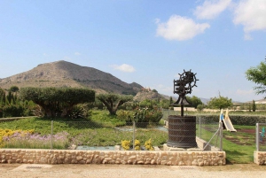 Alicante: Adega antiga com degustações e igreja em estilo Gaudí