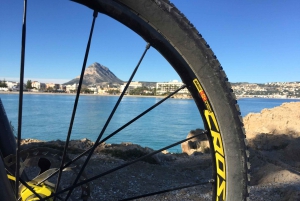 デニア：電動マウンテンバイクでモンゴ山脈を巡るツアー