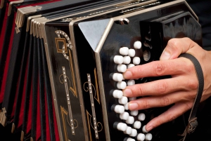 Cena e spettacolo di tango con trasferimento in bus tradizionale opzionale