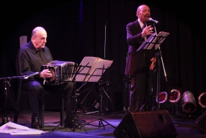 Cena e spettacolo di tango con trasferimento in bus tradizionale opzionale