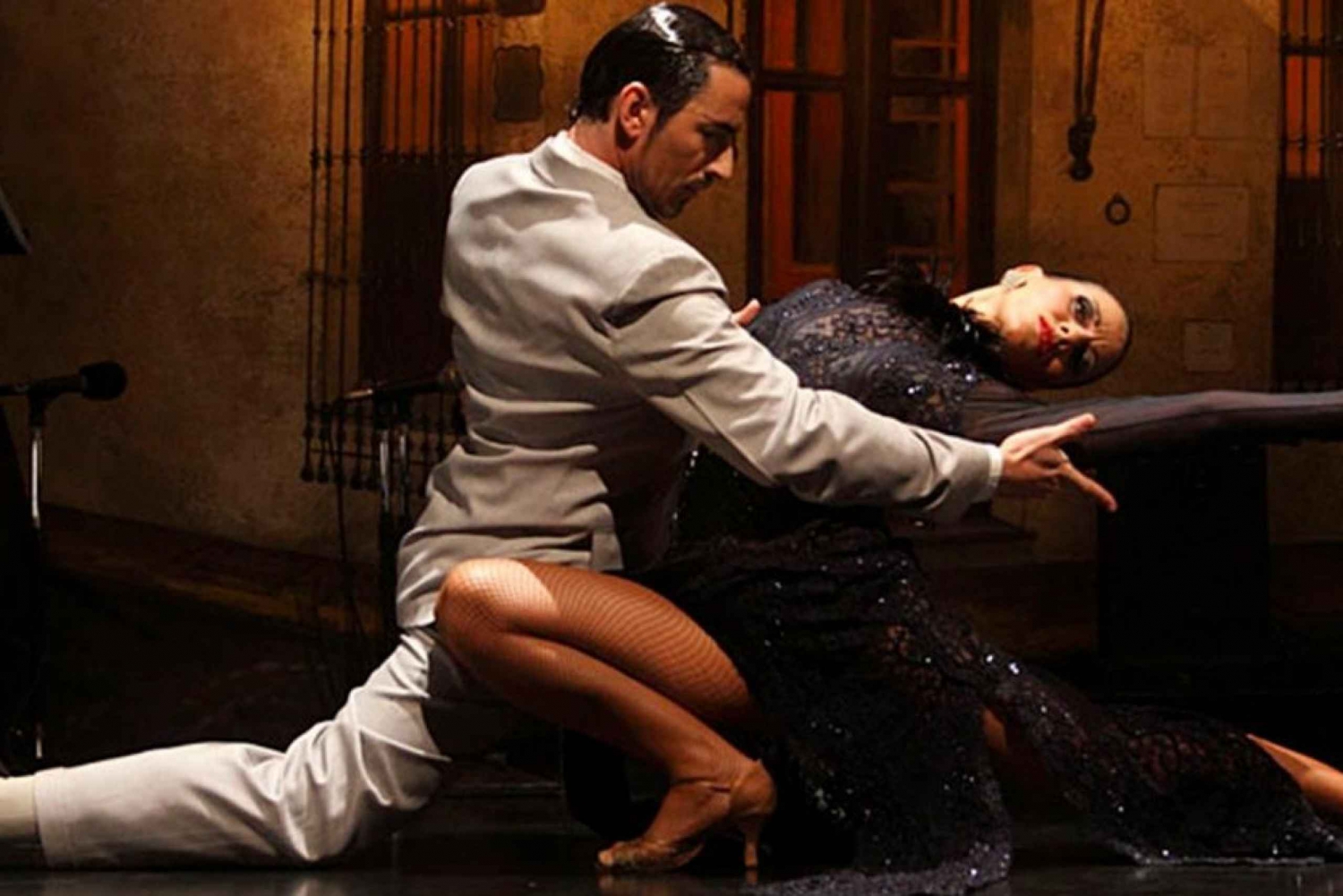 Spettacolo di tango al Viejo Almacén con cena gourmet opzionale