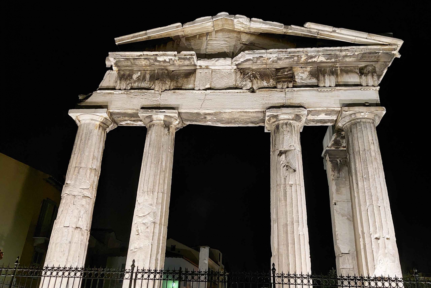 Atene: tour notturno a piedi delle attrazioni della città in spagnolo
