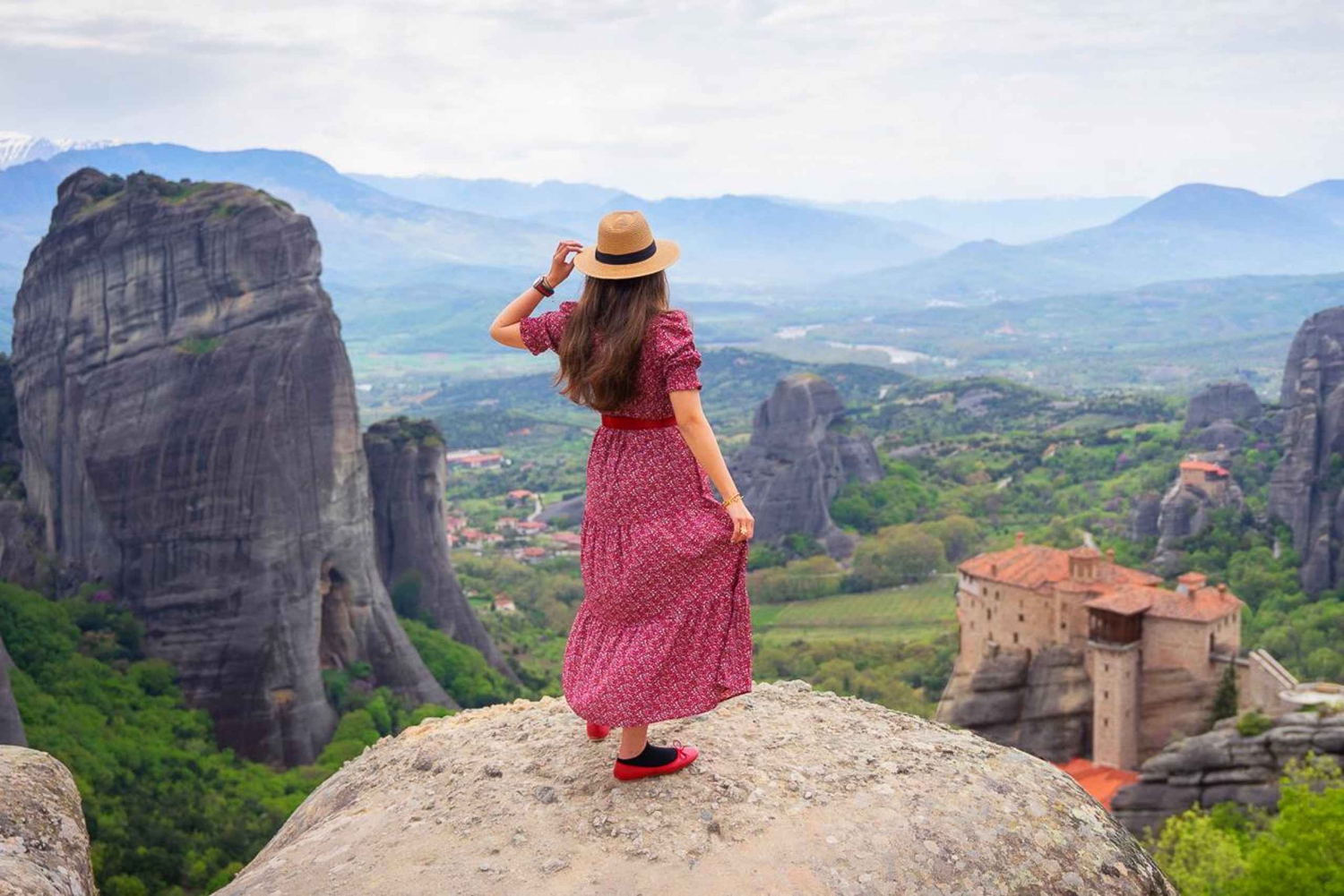 Athens: Meteora Day Trip in Spanish with Live Guide & Lunch
