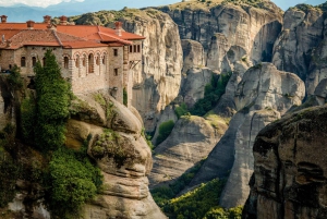 From Athens: Delphi and Meteora 2-Day Tour with Hotel