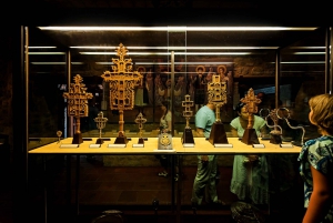 From Athens: Meteora Monasteries Bus Tour and Hidden Caves