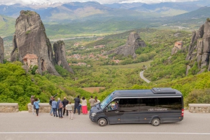 From Athens: Meteora Monasteries Bus Tour and Hidden Caves