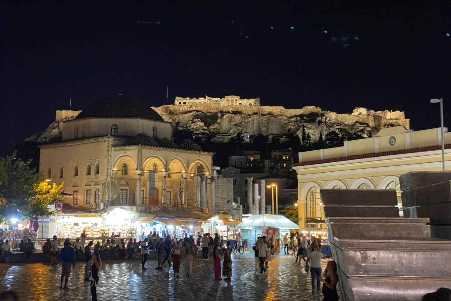 プラカ、モナスティラキ、アナフィオティカのナイトウォークをお楽しみください