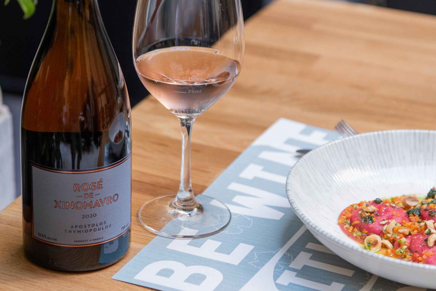 Harmonização de vinho e comida no Psyche Wine bar, perto de Syntagma