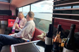 ワイヘケ島：2階建てバスで行くガイド付きワインの試飲ツアー