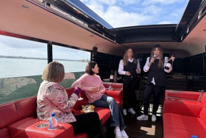 ワイヘケ島：2階建てバスで行くガイド付きワインの試飲ツアー