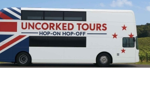 ワイヘケ島：2階建てバスで行くガイド付きワインの試飲ツアー