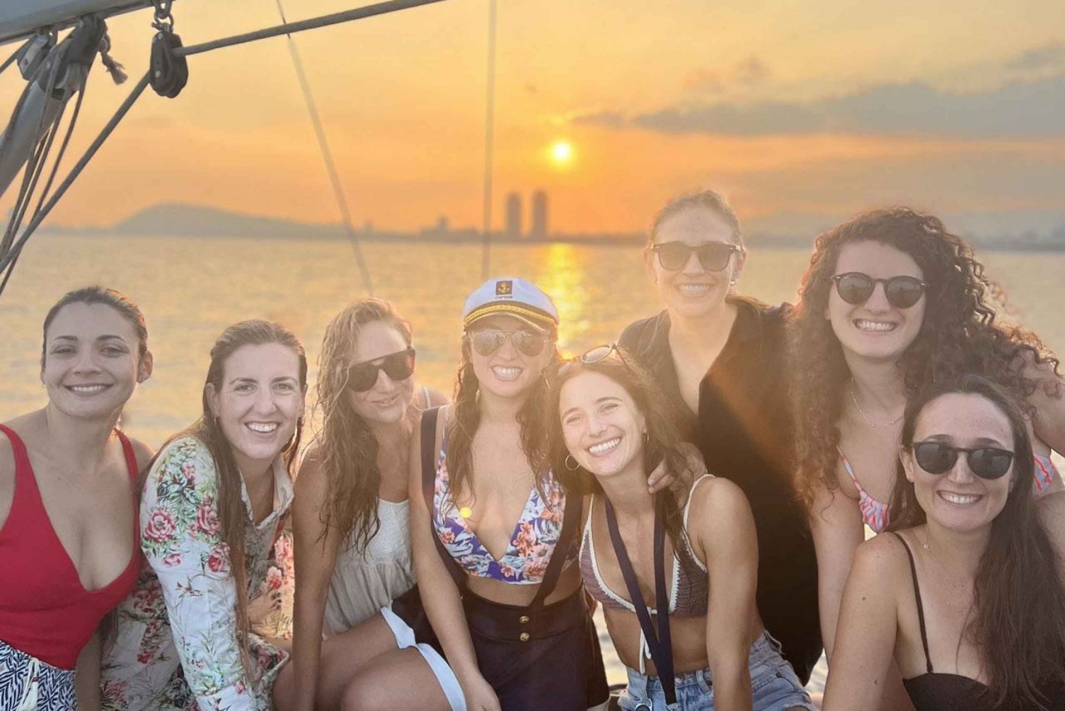 Barcelona: Passeio de barco com bar aberto, lanche catalão e parada para nadar