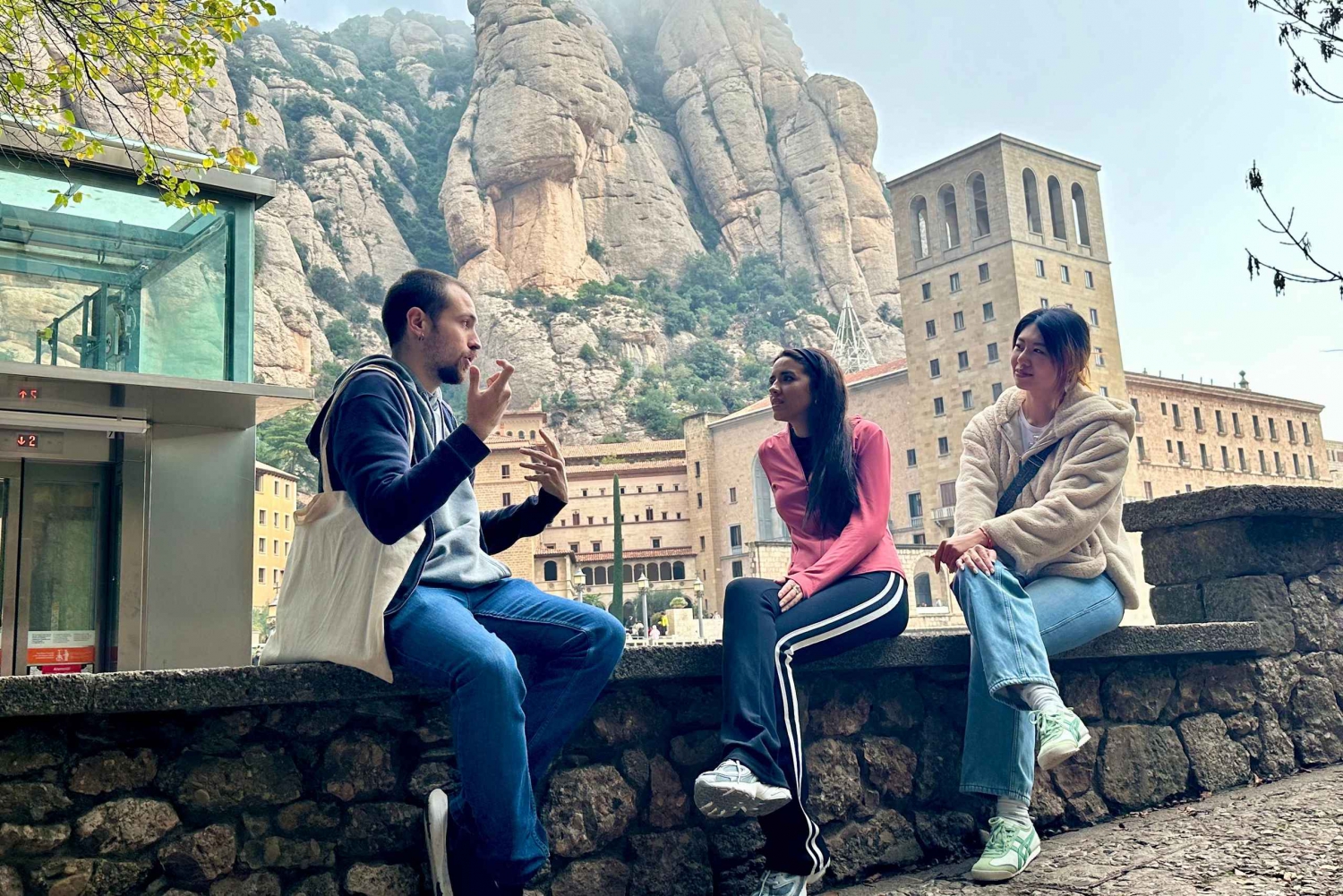 バルセロナミニバンによるセミプライベート・モンセラット・ガイドツアー