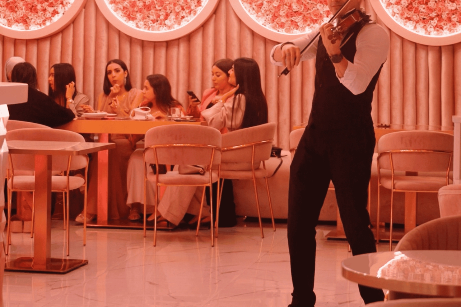 バルセロナ：五感で楽しむディナー シグネチャーカクテルとライブショー