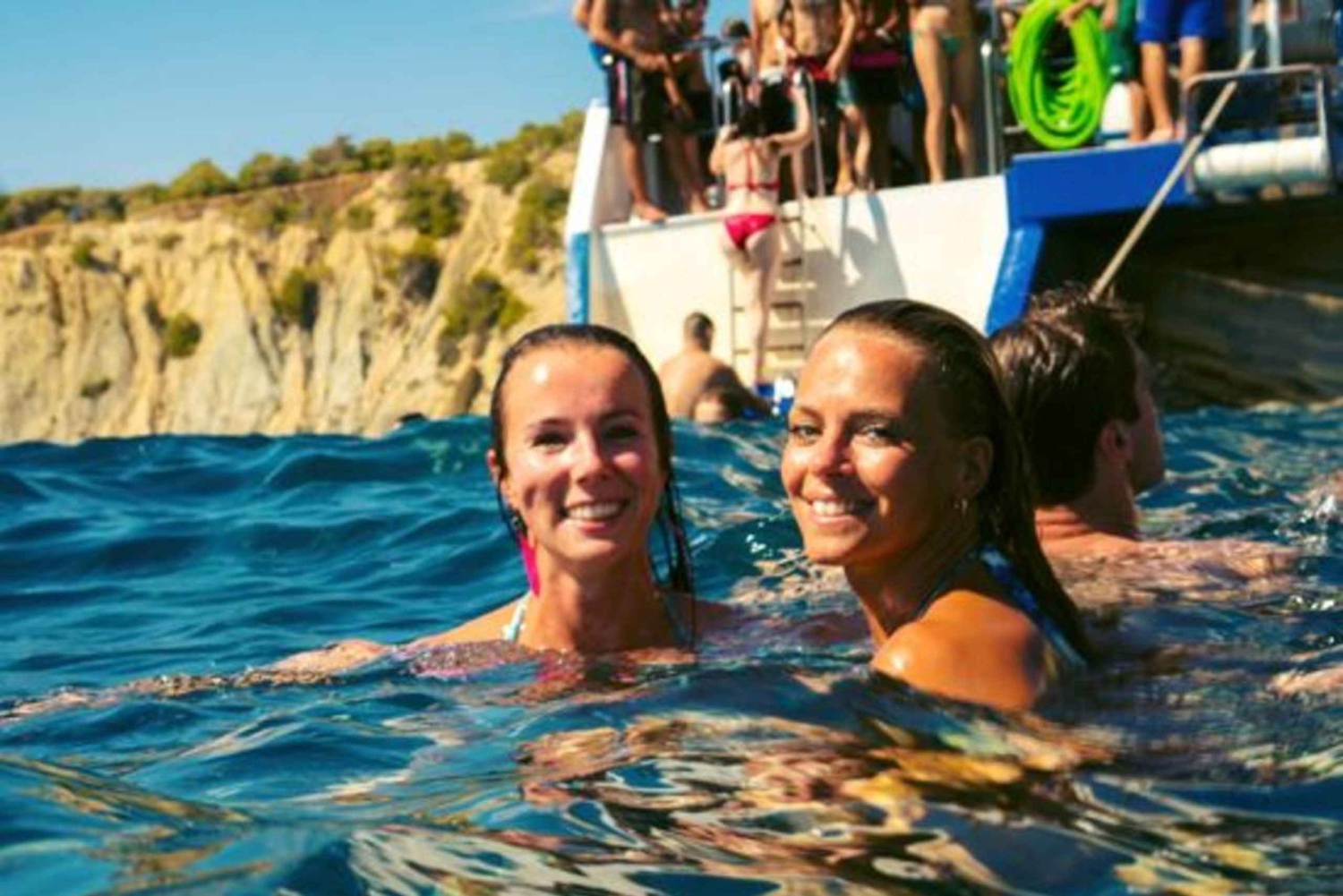 バルセロナ：スナック、水泳、パーティーボートをお楽しみください