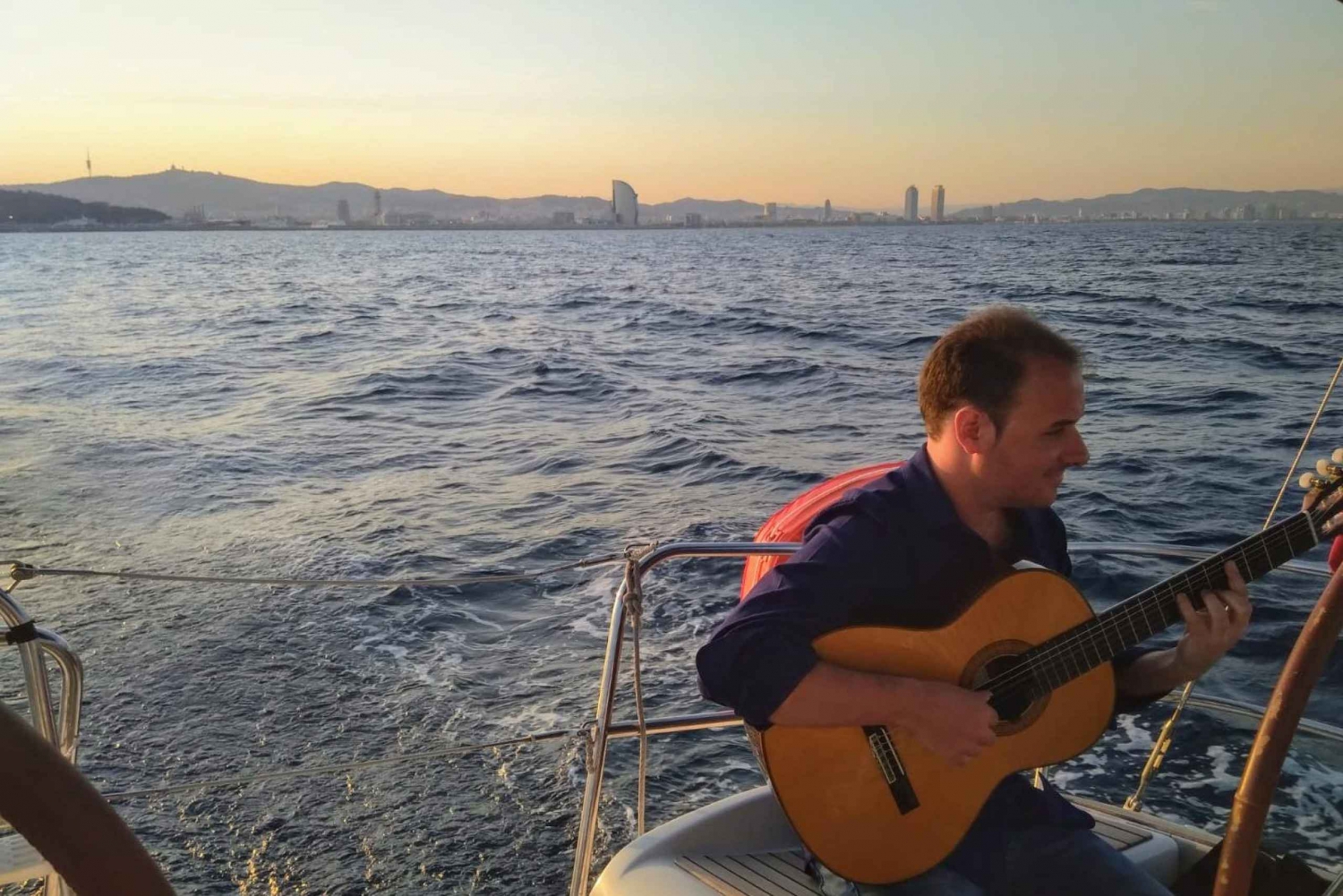 Barcelona: Vela ao pôr do sol com música de guitarra ao vivo e tapas