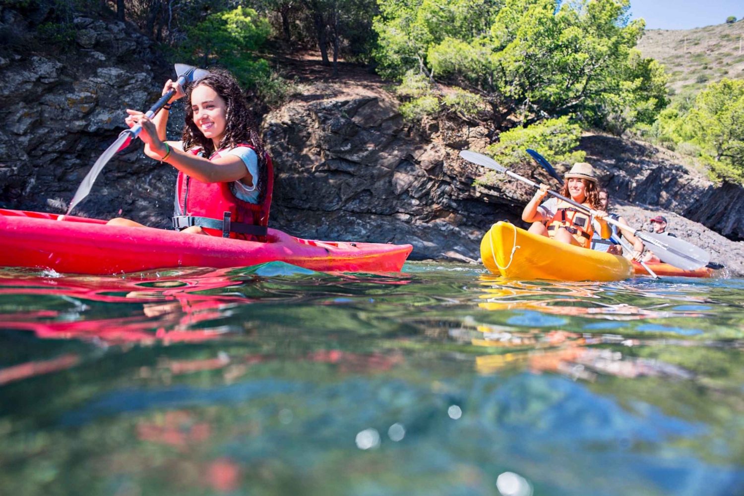 バルセロナ：コスタ ブラバ カヤック、シュノーケル、崖ジャンプ、ランチ