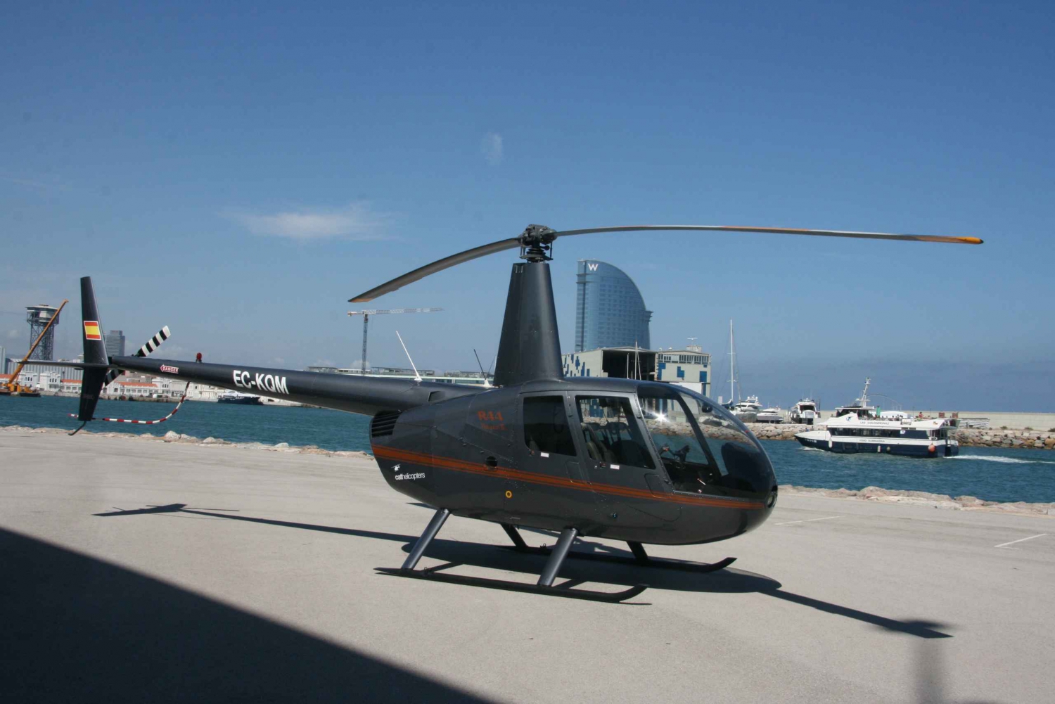 Barcelona: Voo de helicóptero com cruzeiro opcional num iate