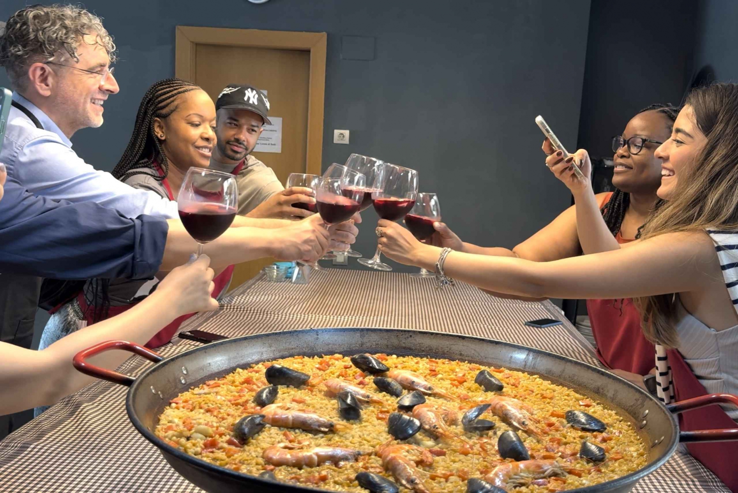 Barcelona: Paella z owocami morza ★Maestro★ & Tapas & Sangria