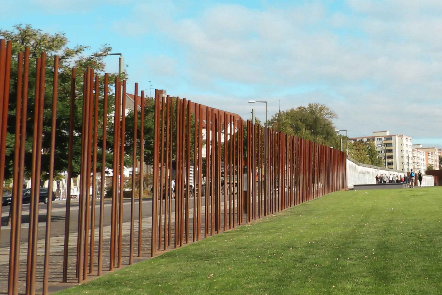 Berlin: Wall Tour – Fates, Love Stories, and Heroes