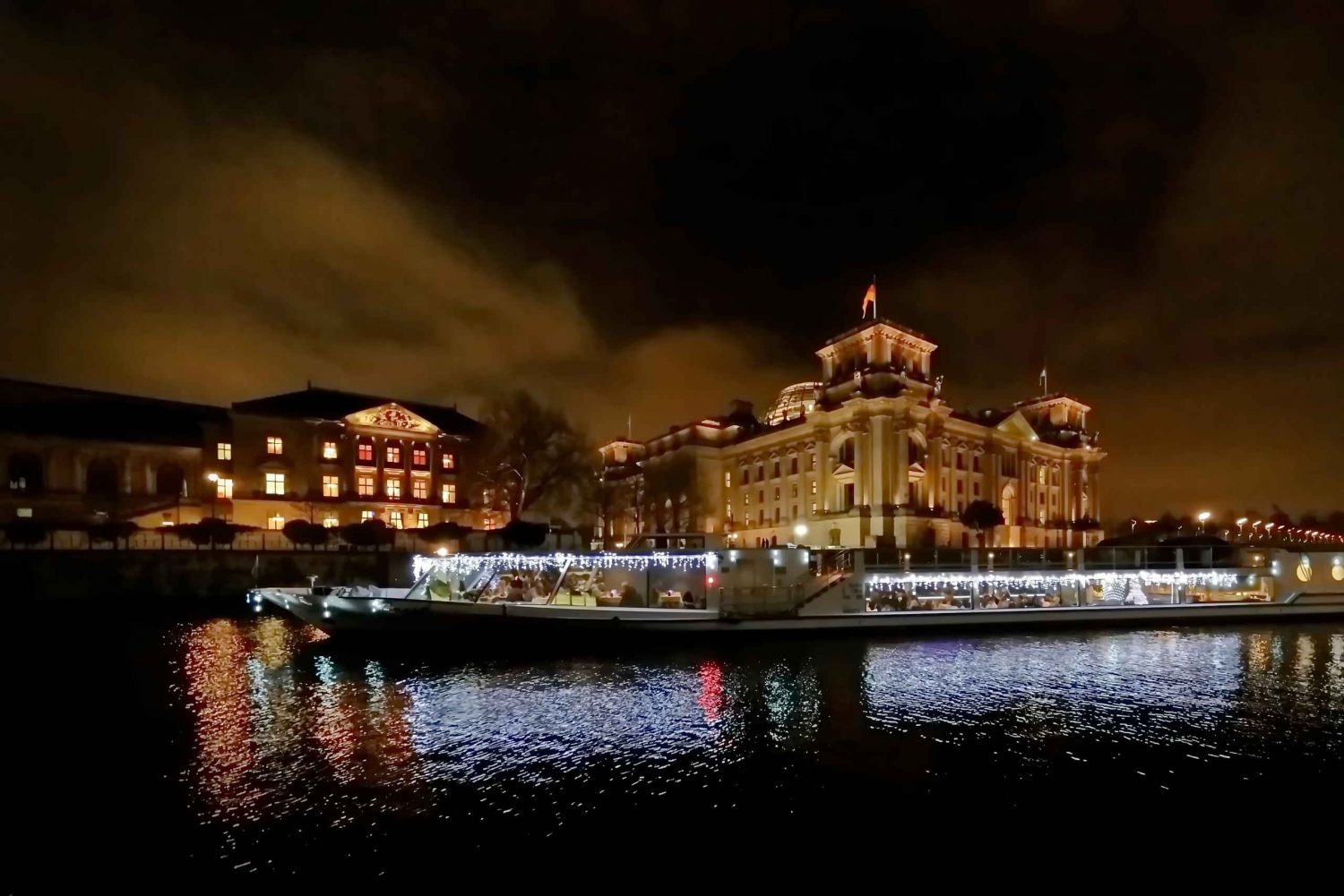 Berlin: Krydstogt på floden Spree om aftenen ved juletid