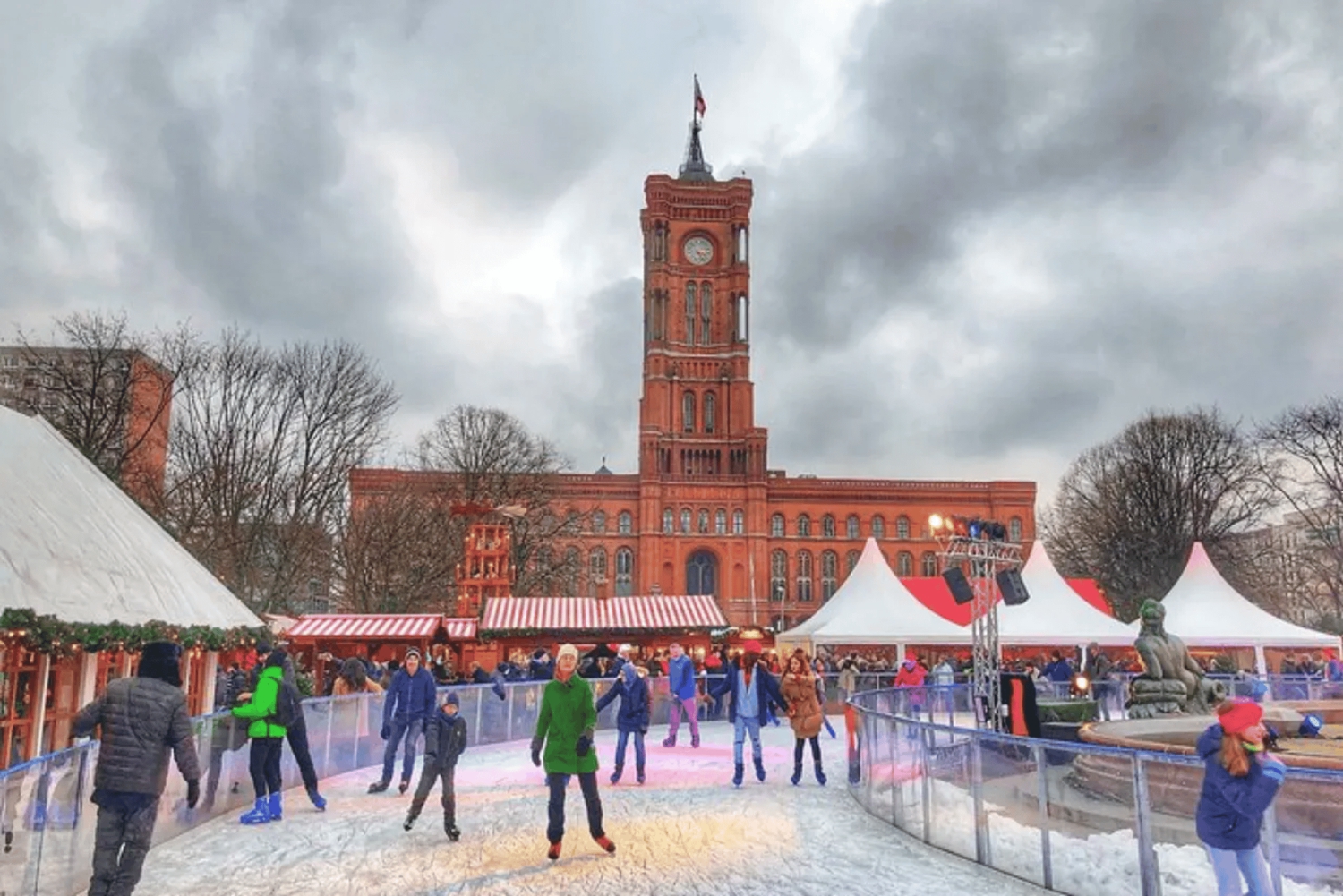 レッドタウンホールのクリスマスマーケットと市内の見どころウォーキングツアー