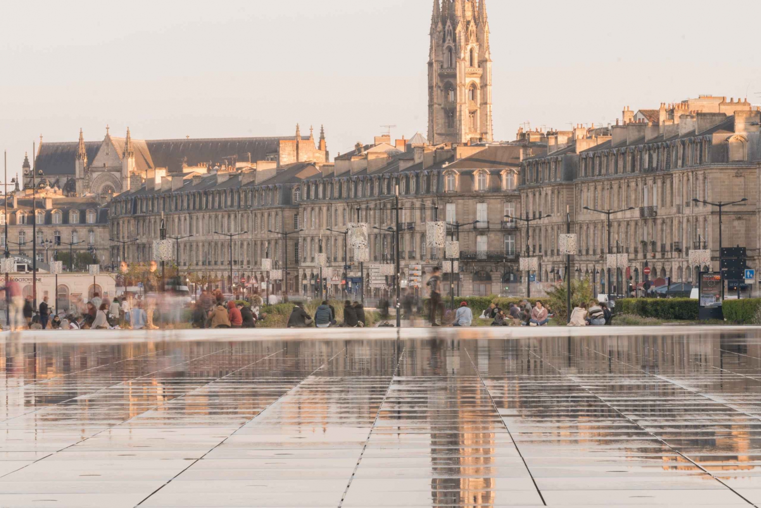 The essential in Bordeaux, private tour with a local