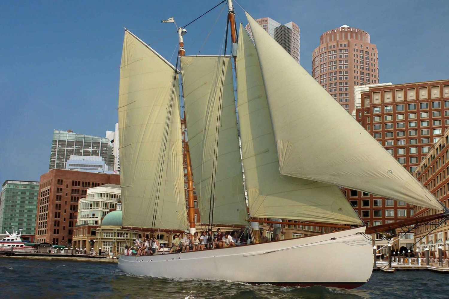Boston: Harbor Champagne Sunset Sail ab Rowes Wharf