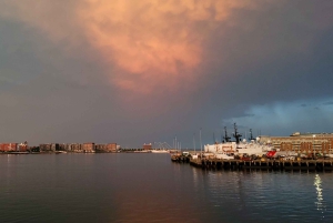 Boston Harbor: Full Moon Cruise with Champagne Option