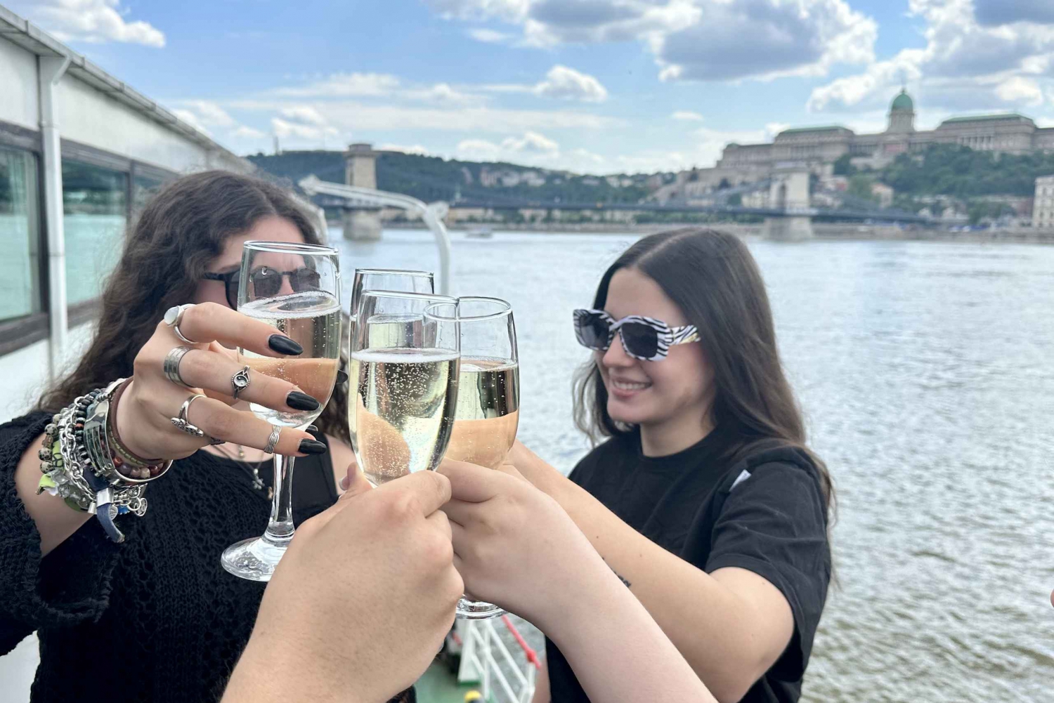 Boedapest: 1 uur durende Sunshine Booze Cruise met Prosecco