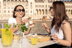 Budapest: Evening Sightseeing Cruise with Unlimited Prosecco