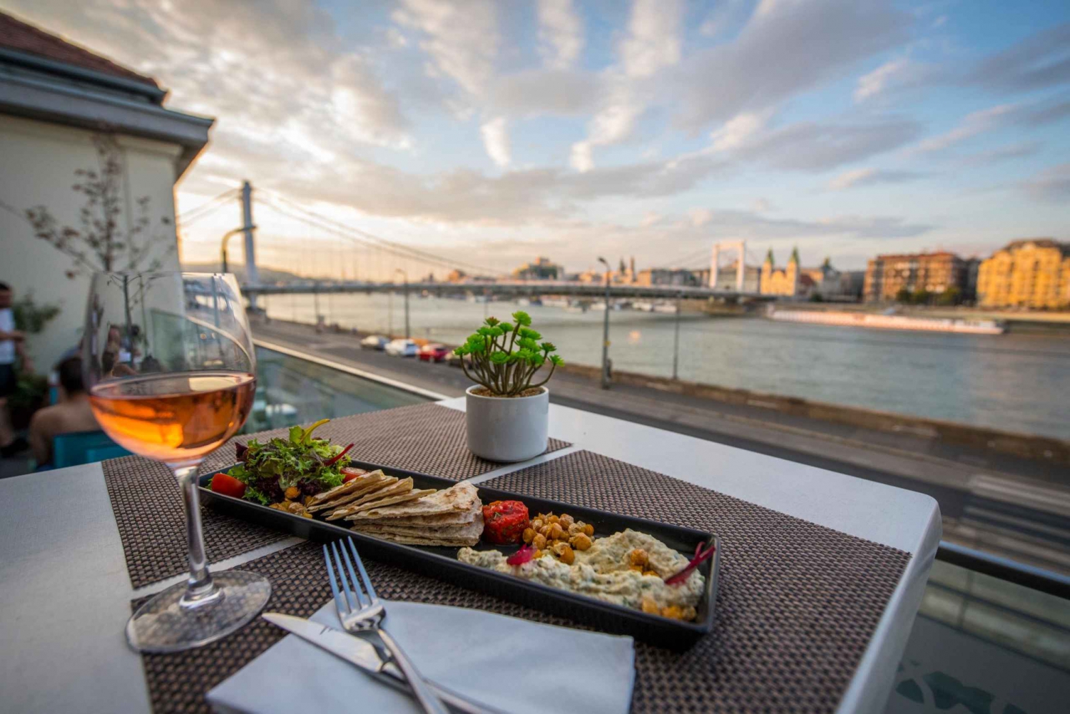 Будапешт: дневной билет в турецкую баню и спа-центр Рудаш и обед из 3 блюд