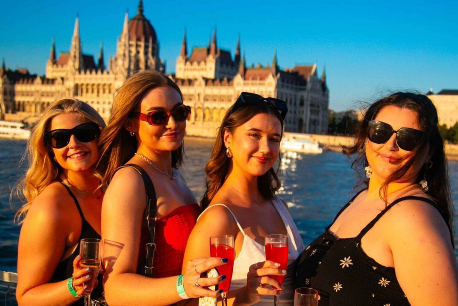 Budapeste: cruzeiro turístico pelo rio com cocktails ilimitados