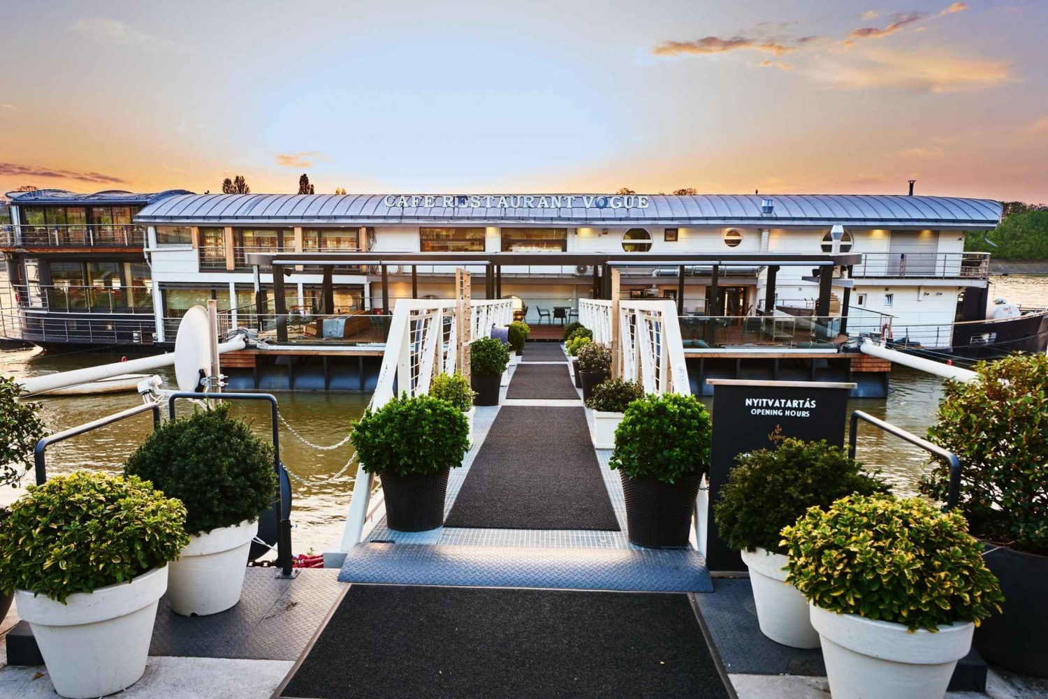 Boedapest: 3-gangendiner voor 2 - stationair bootrestaurant