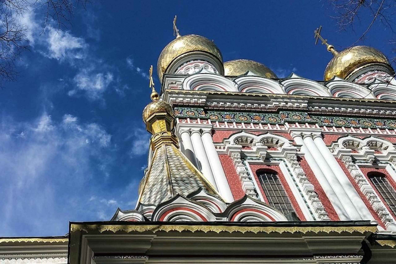 ソフィア発：バラの谷ツアーとユネスコ世界遺産カザンラク