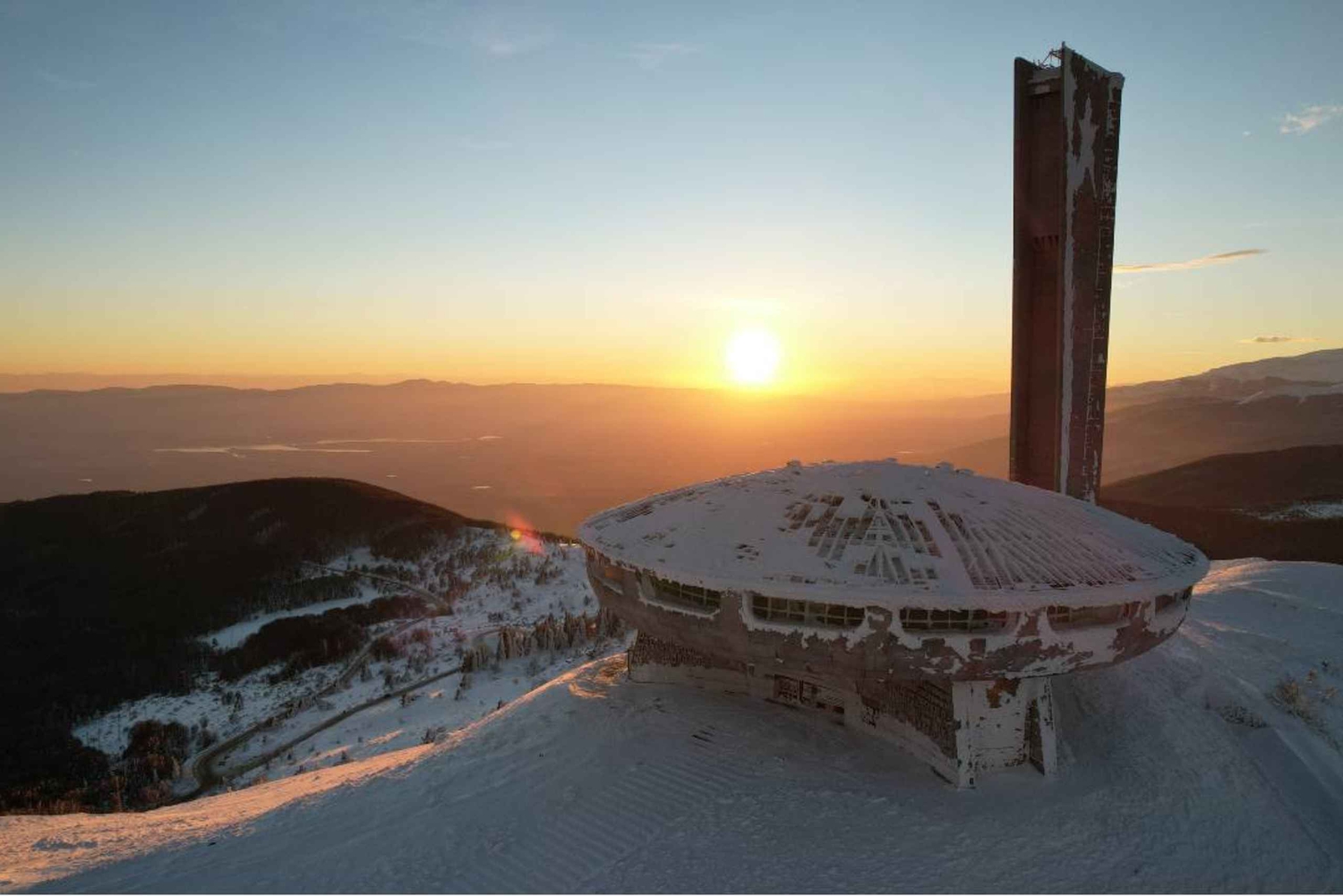 A partir de Sófia: Excursão de um dia ao Vale das Rosas e ao Monumento Buzludzha