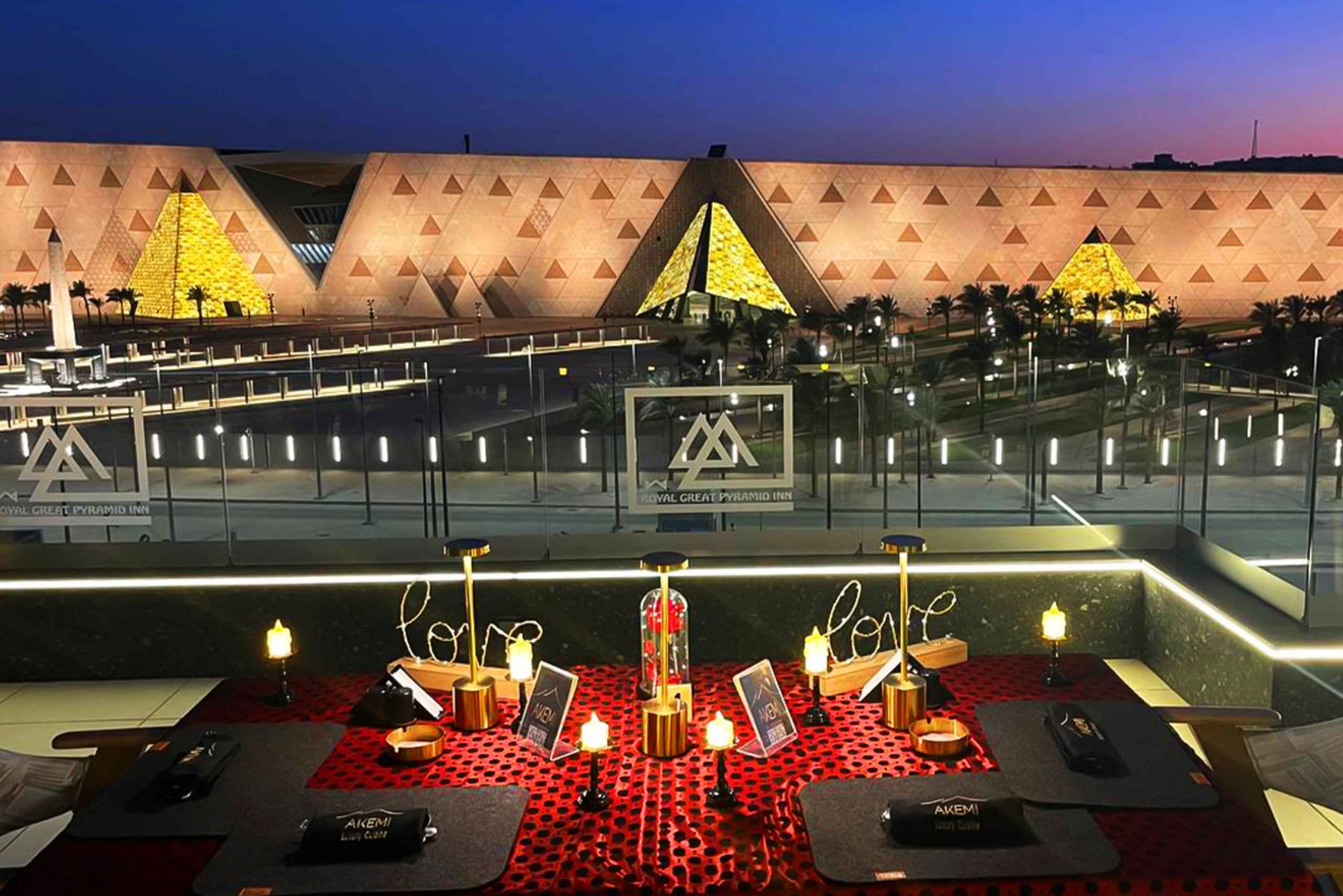 Cairo: Middag med udsigt til det store egyptiske museum og pyramiderne