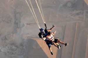 Esperienza di paracadutismo sulle Grandi Piramidi del Cairo, in Egitto