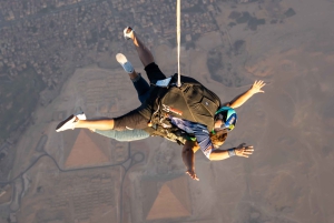 Esperienza di paracadutismo sulle Grandi Piramidi del Cairo, in Egitto