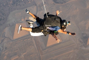 Esperienza di paracadutismo sulle Grandi Piramidi del Cairo, in Egitto