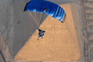 Esperienza di paracadutismo sulle Grandi Piramidi del Cairo, in Egitto