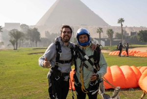 Esperienza di paracadutismo sulle Grandi Piramidi del Cairo, in Egitto