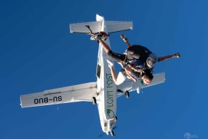 Esperienza di paracadutismo sulle Grandi Piramidi del Cairo, in Egitto